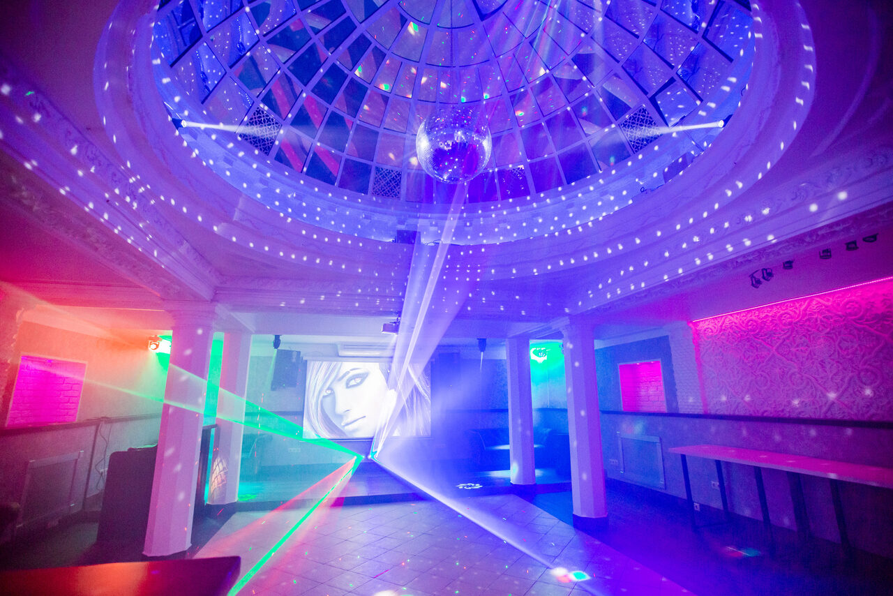 Арендовать Атмосферное пространство с зеркальным куполом