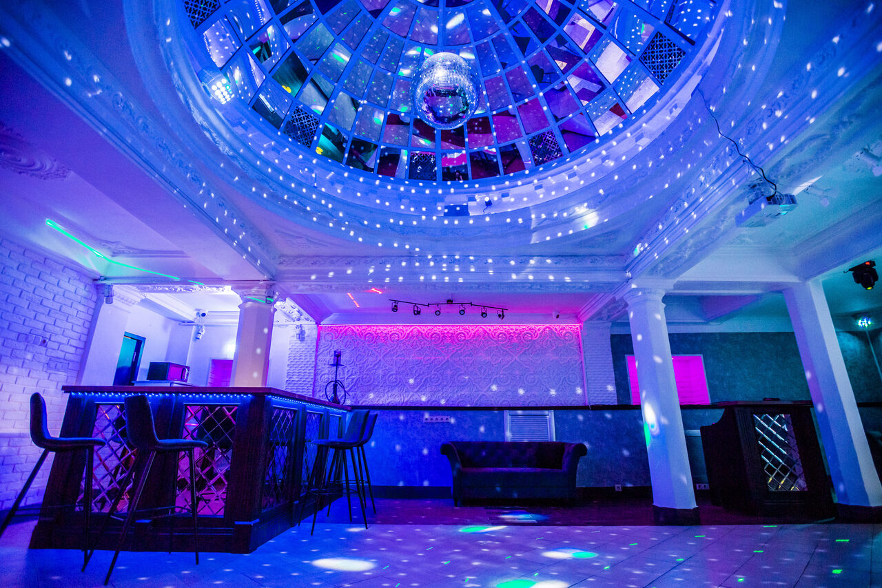 Арендовать Атмосферное пространство с зеркальным куполом