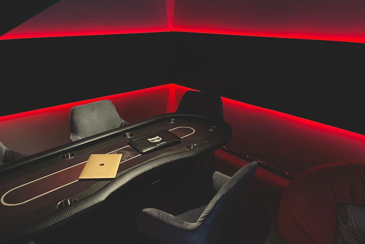 Арендовать Лофт на мансардном этаже с покерным столом