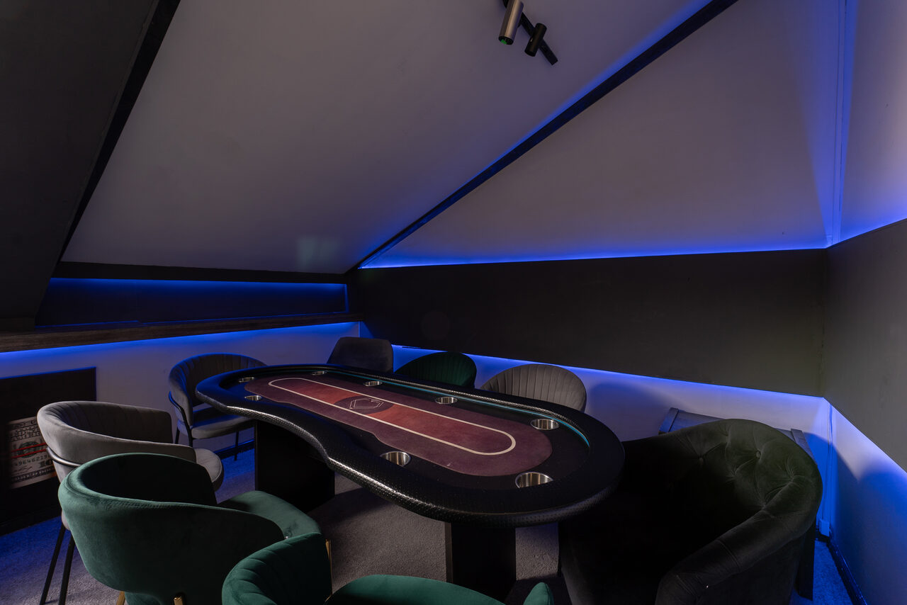 Арендовать Лофт на мансардном этаже с покерным столом