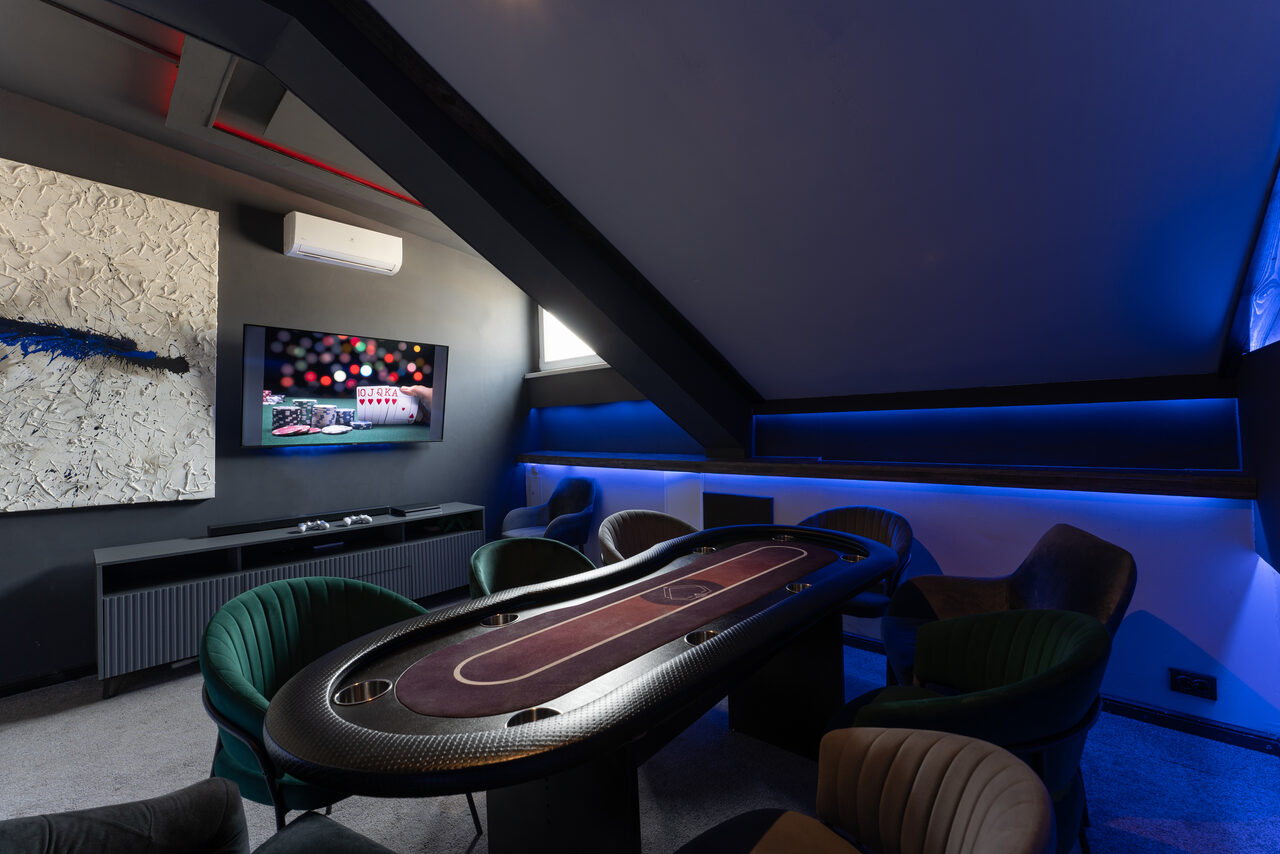 Арендовать Лофт на мансардном этаже с покерным столом