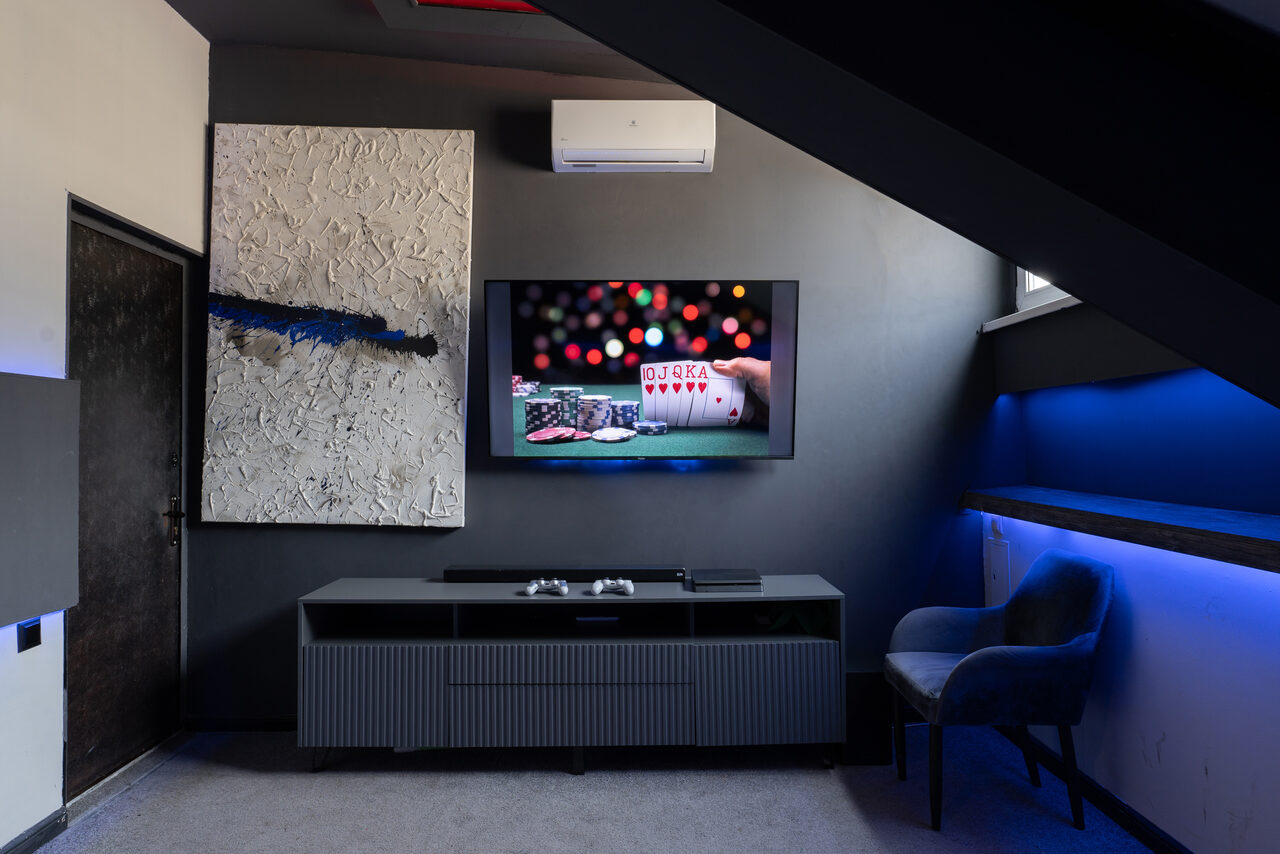 Арендовать Лофт на мансардном этаже с покерным столом