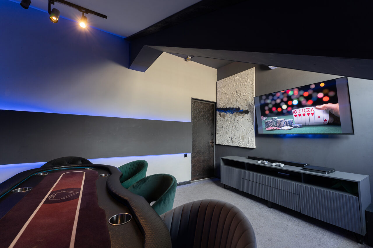 Арендовать Лофт на мансардном этаже с покерным столом