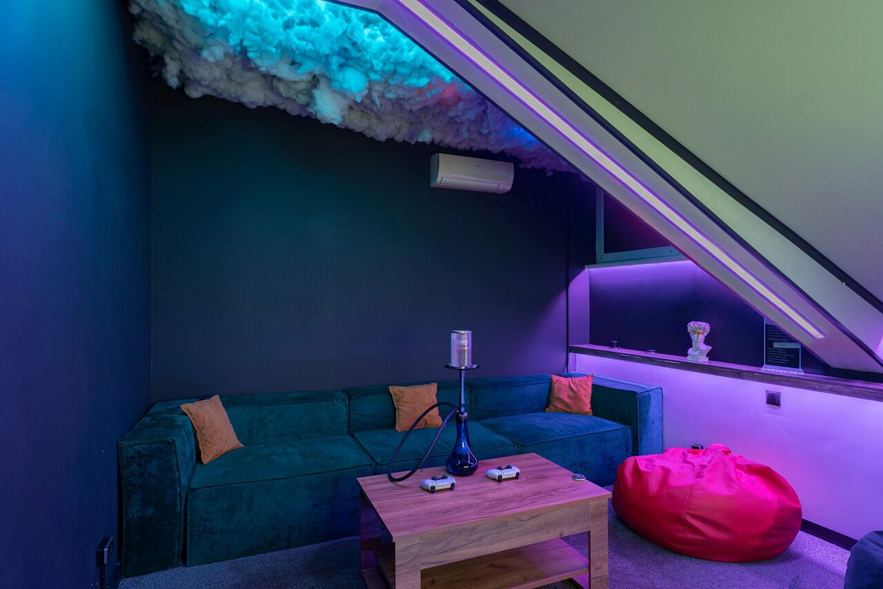 Арендовать Неоновый лофт на мансардном этаже