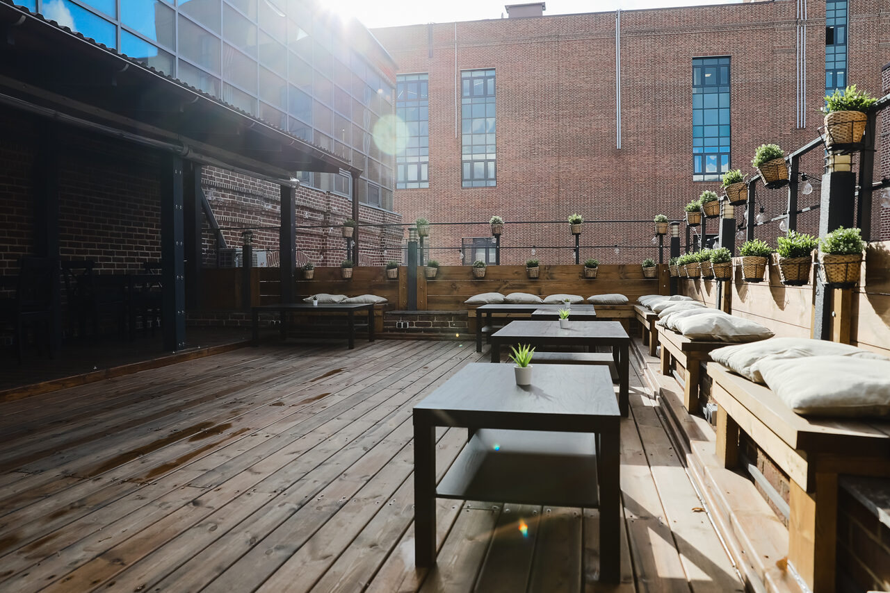 Арендовать Просторная терраса для мероприятий