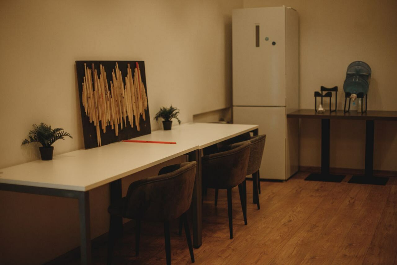 Арендовать Пространство с кирпичной стеной и проектором