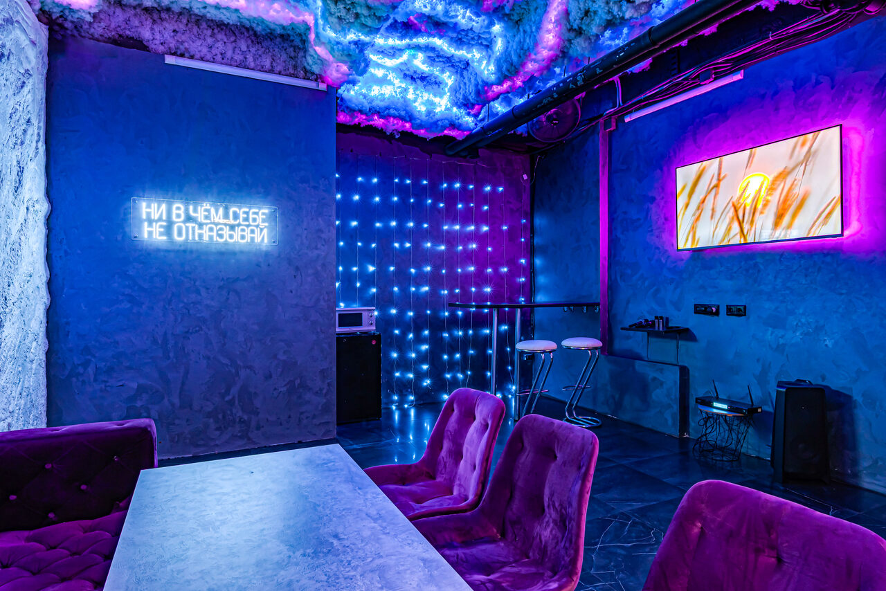 Арендовать Дизайнерский неоновый лофт