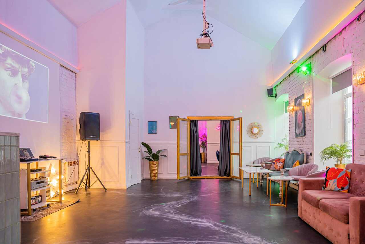 Арендовать Просторный лофт с верандой и внутренним двориком