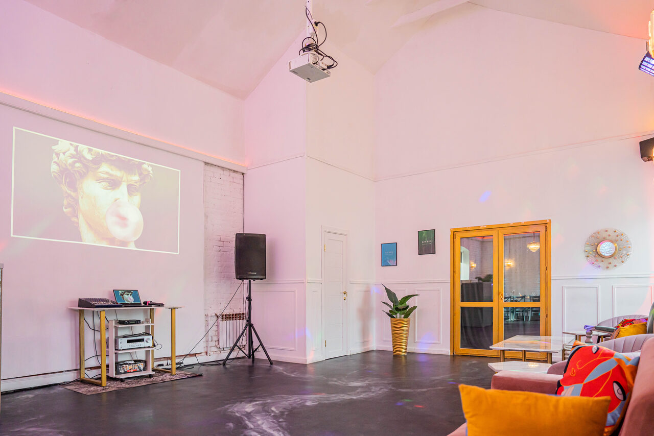 Арендовать Атмосферное пространство с верандой для любых мероприятий