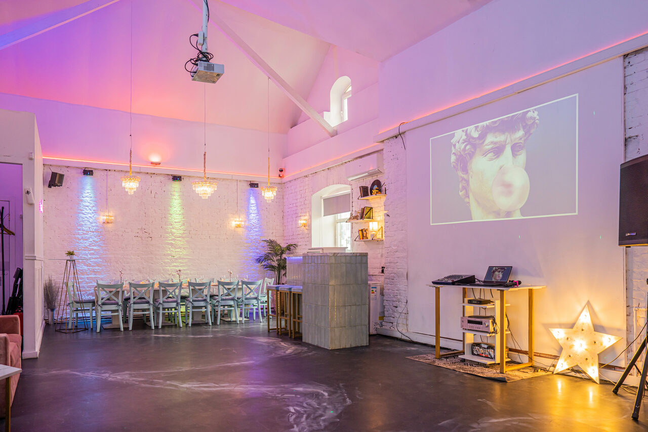 Арендовать Атмосферное пространство с верандой для любых мероприятий