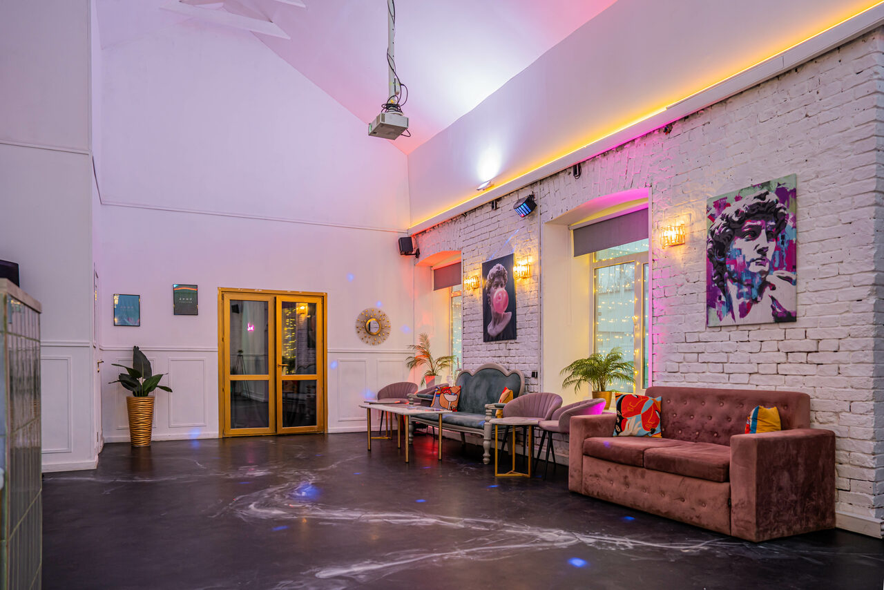 Арендовать Атмосферное пространство с верандой для любых мероприятий