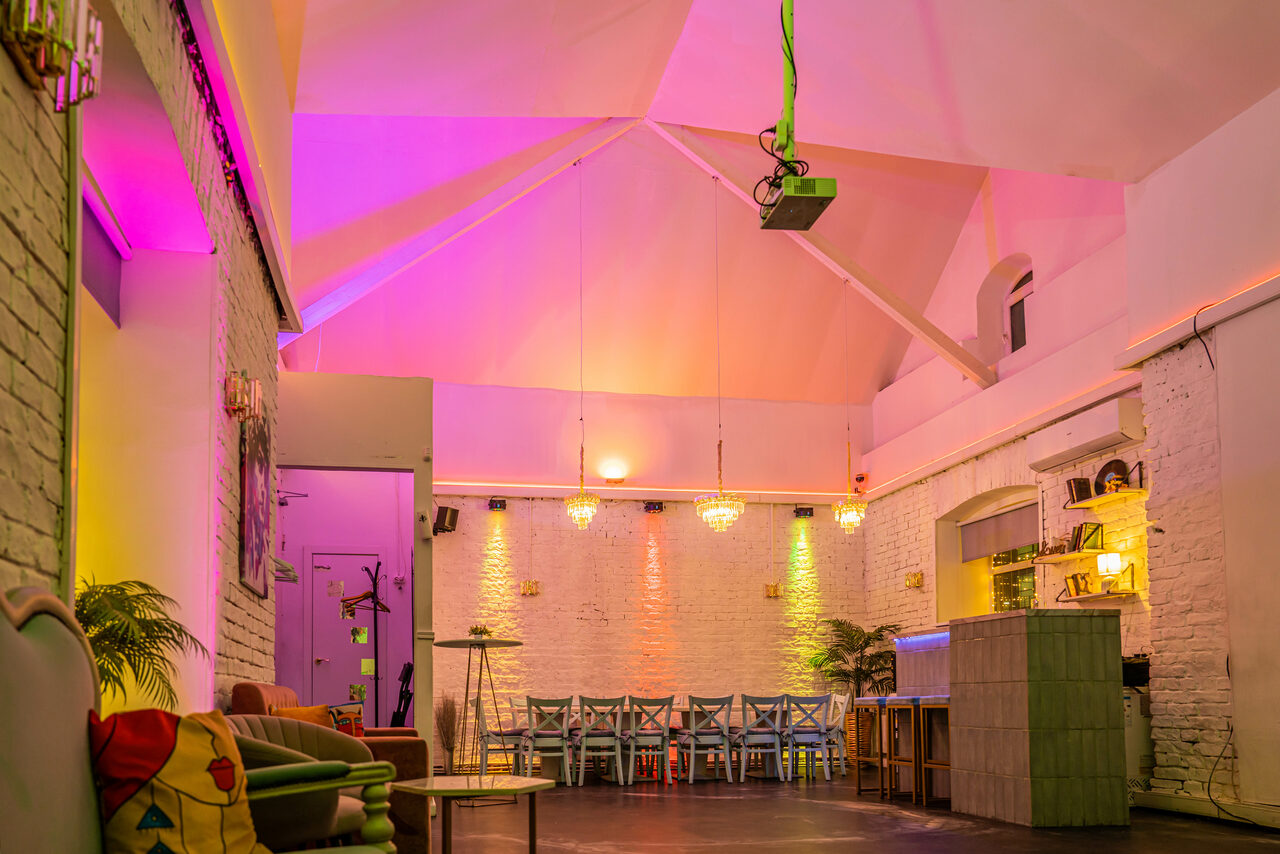 Арендовать Атмосферное пространство с верандой для любых мероприятий