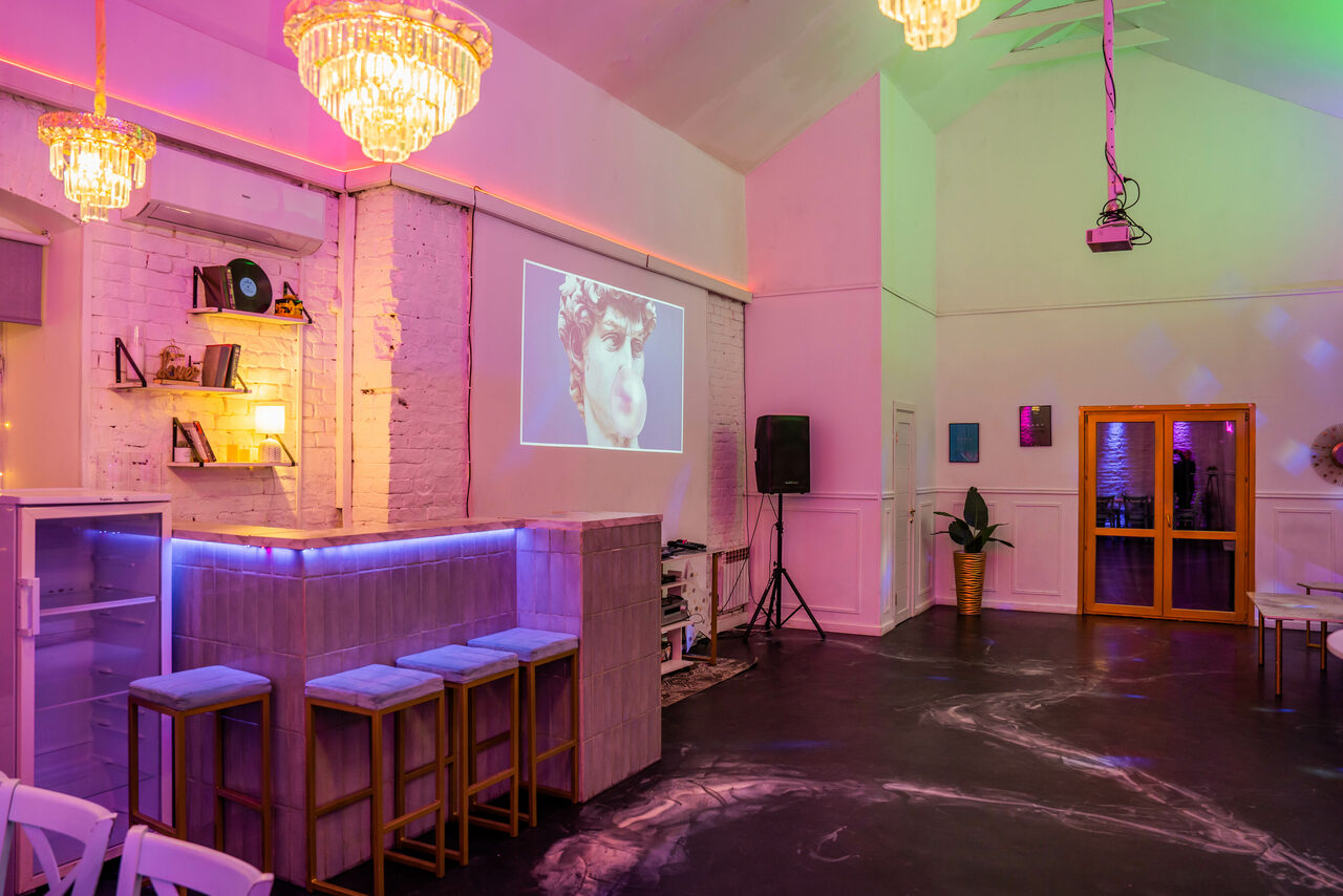 Арендовать Атмосферное пространство с верандой для любых мероприятий