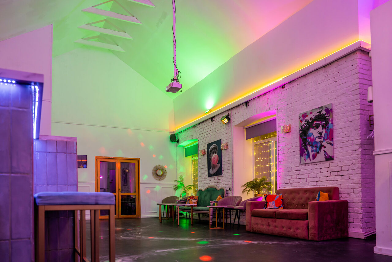 Арендовать Атмосферное пространство с верандой для любых мероприятий