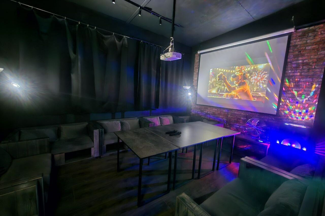 Арендовать Типичный Питер. Зал с играми