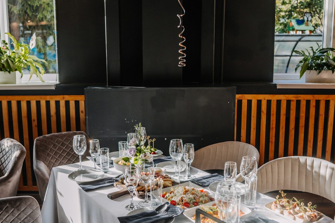 Арендовать Красочный зал при отеле