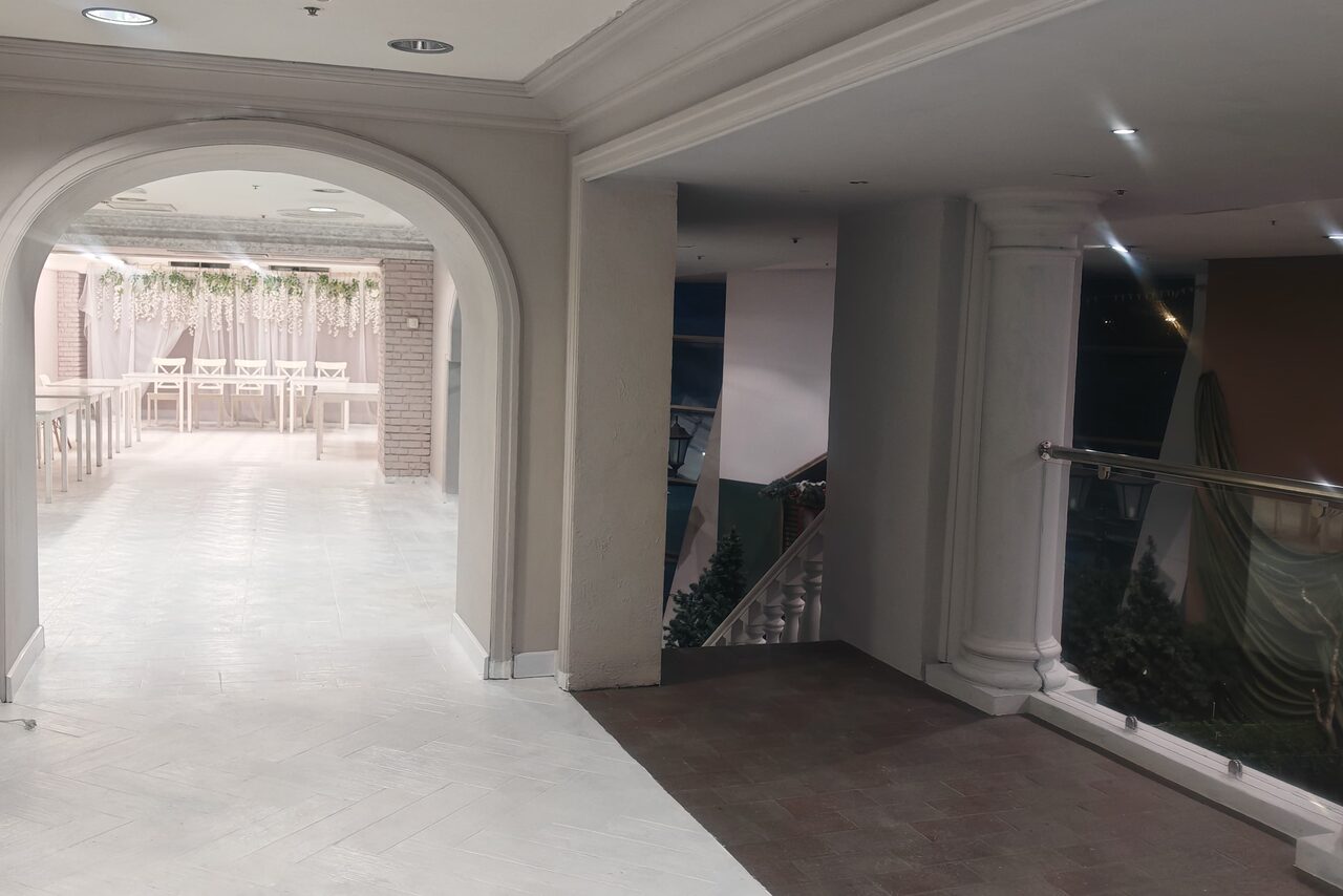 Арендовать Огромное пространство с фотозонами