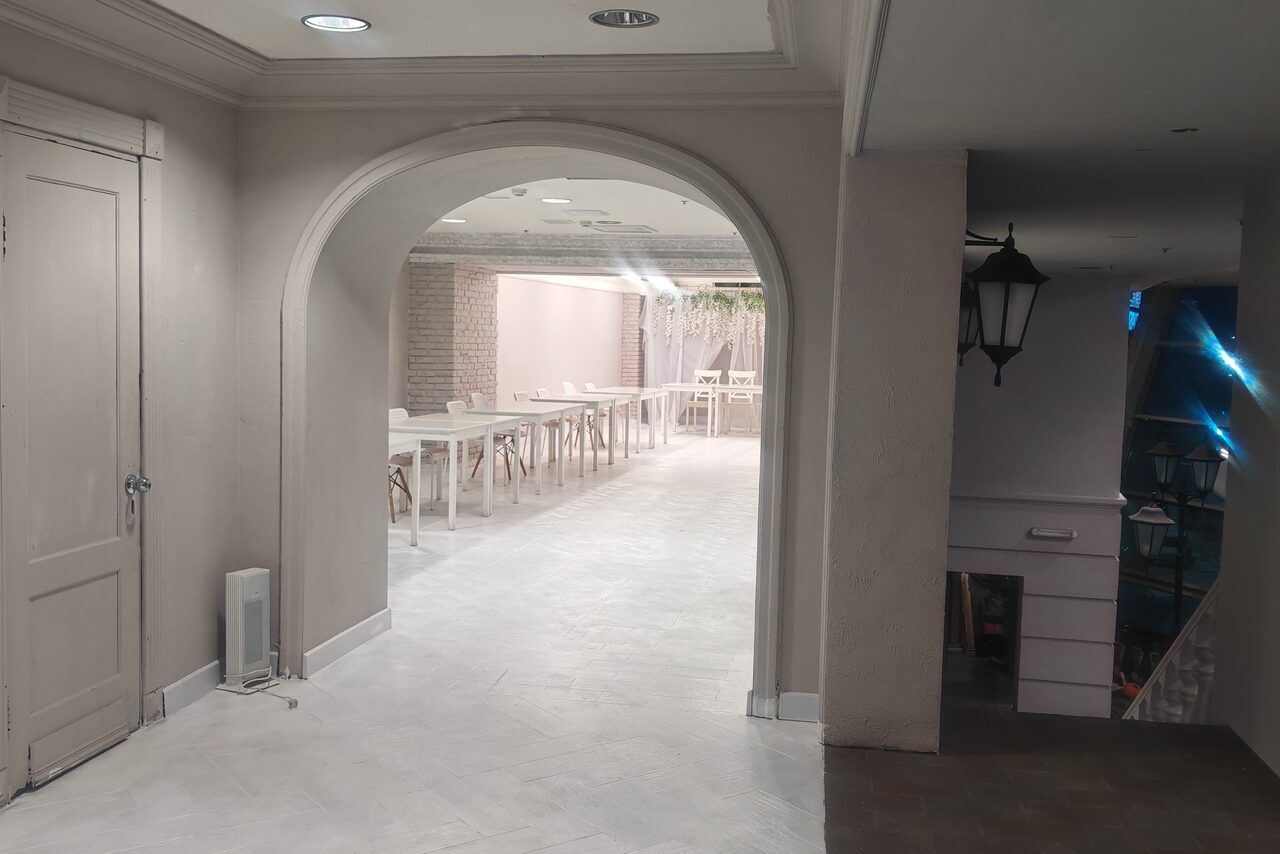 Арендовать Огромное пространство с фотозонами