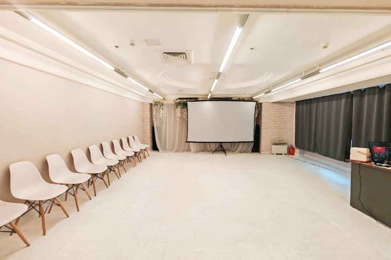 Арендовать Огромное пространство с фотозонами