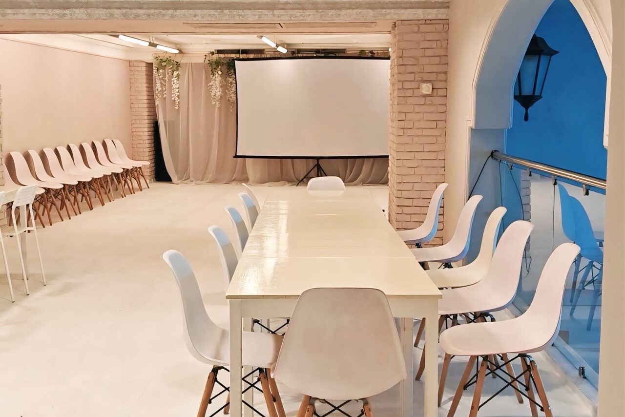 Арендовать Огромное пространство с фотозонами