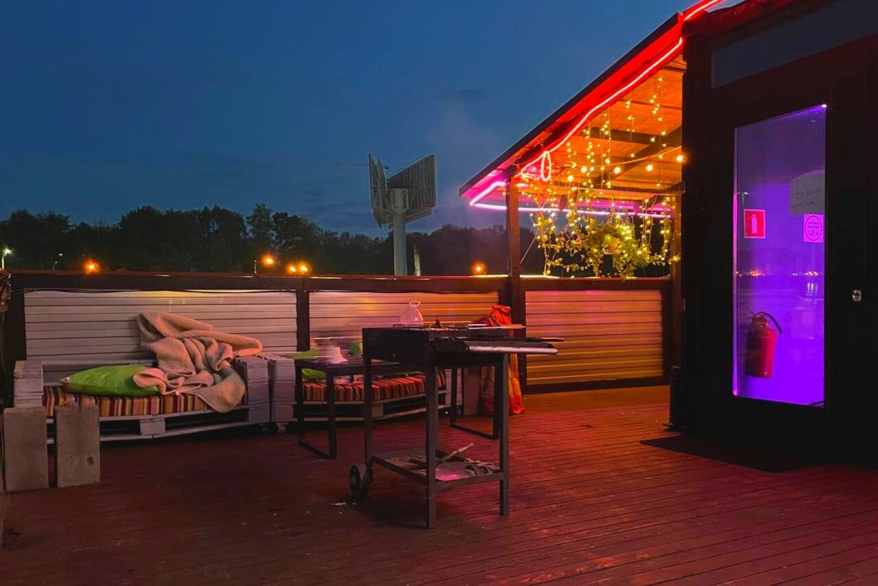 Арендовать Атмосферное пространство с верандой и мангалом в Отрадном