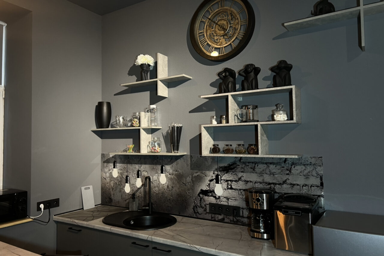 Арендовать Атмосферный зал с караоке