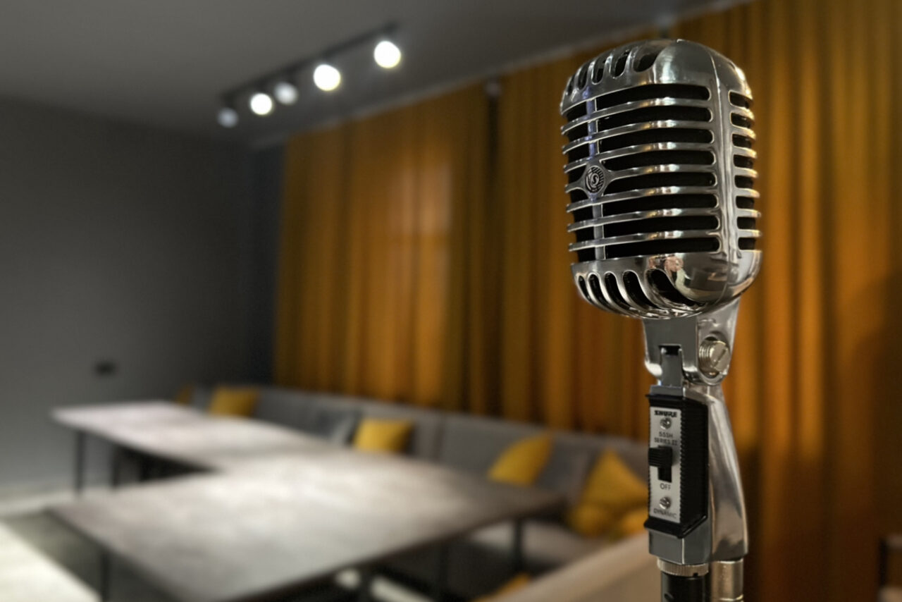 Арендовать Атмосферный зал с караоке