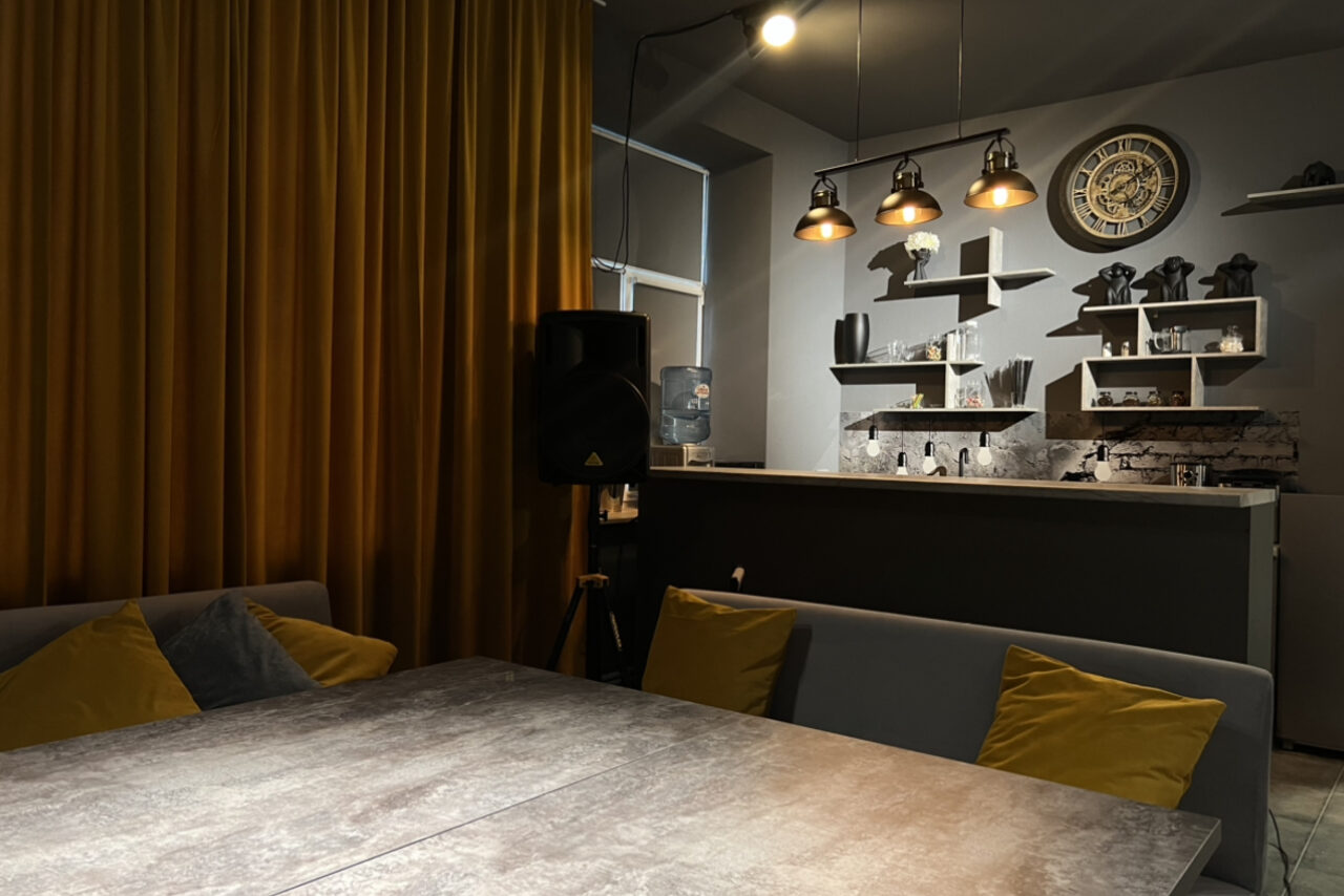 Арендовать Атмосферный зал с караоке