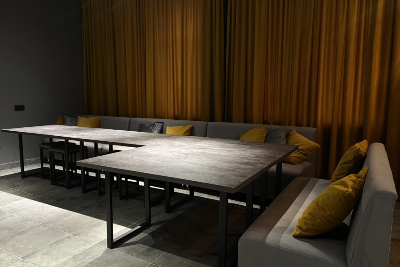 Арендовать Атмосферный зал с караоке