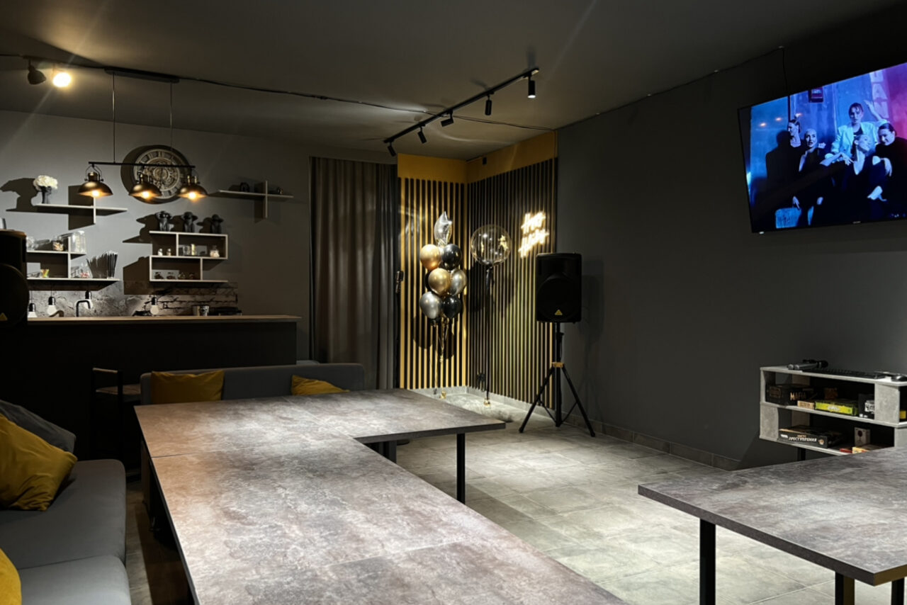 Арендовать Атмосферный зал с караоке