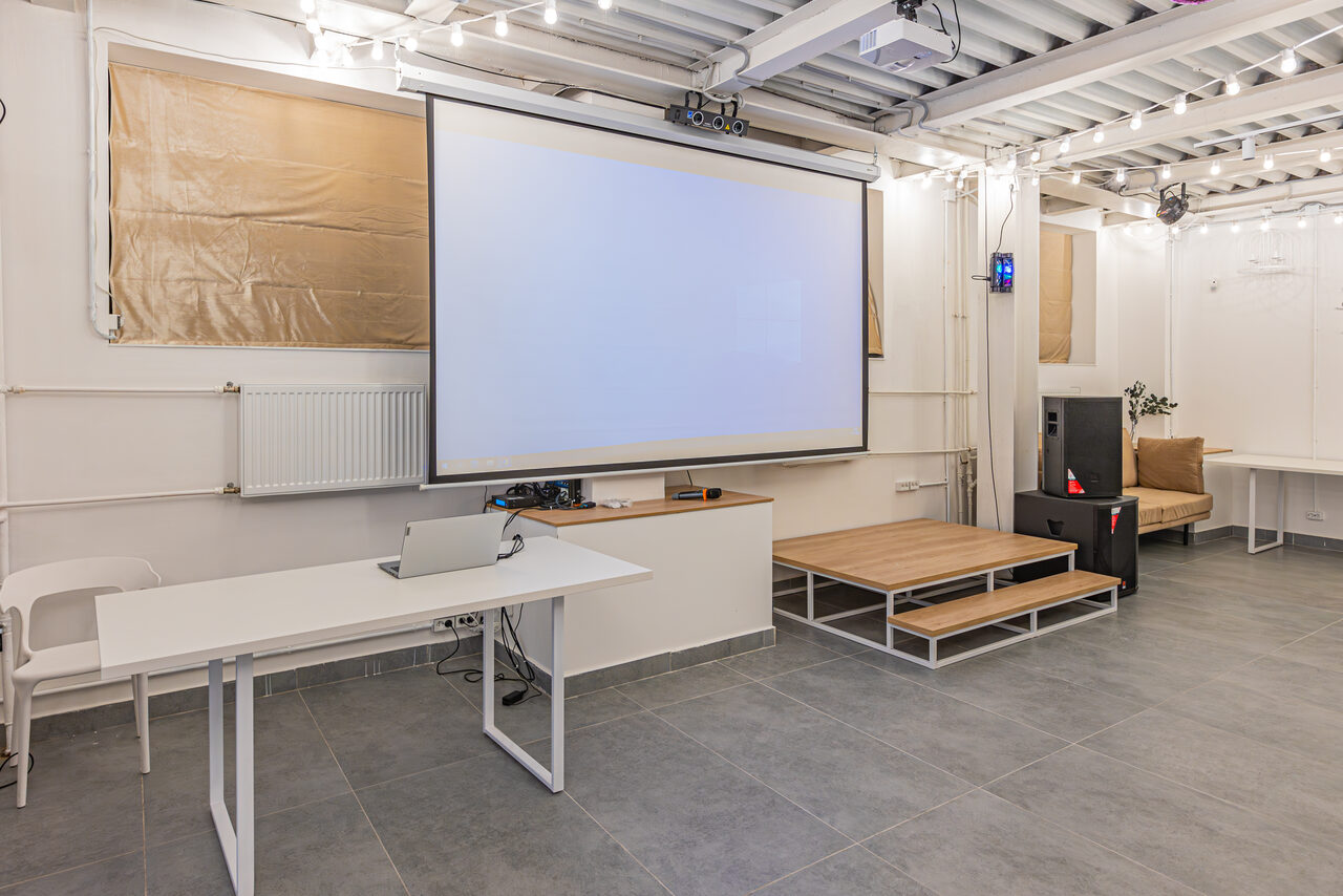 Арендовать Светлый зал с барной стойкой