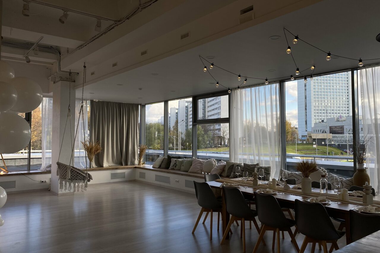 Арендовать Солнечный белый лофт 