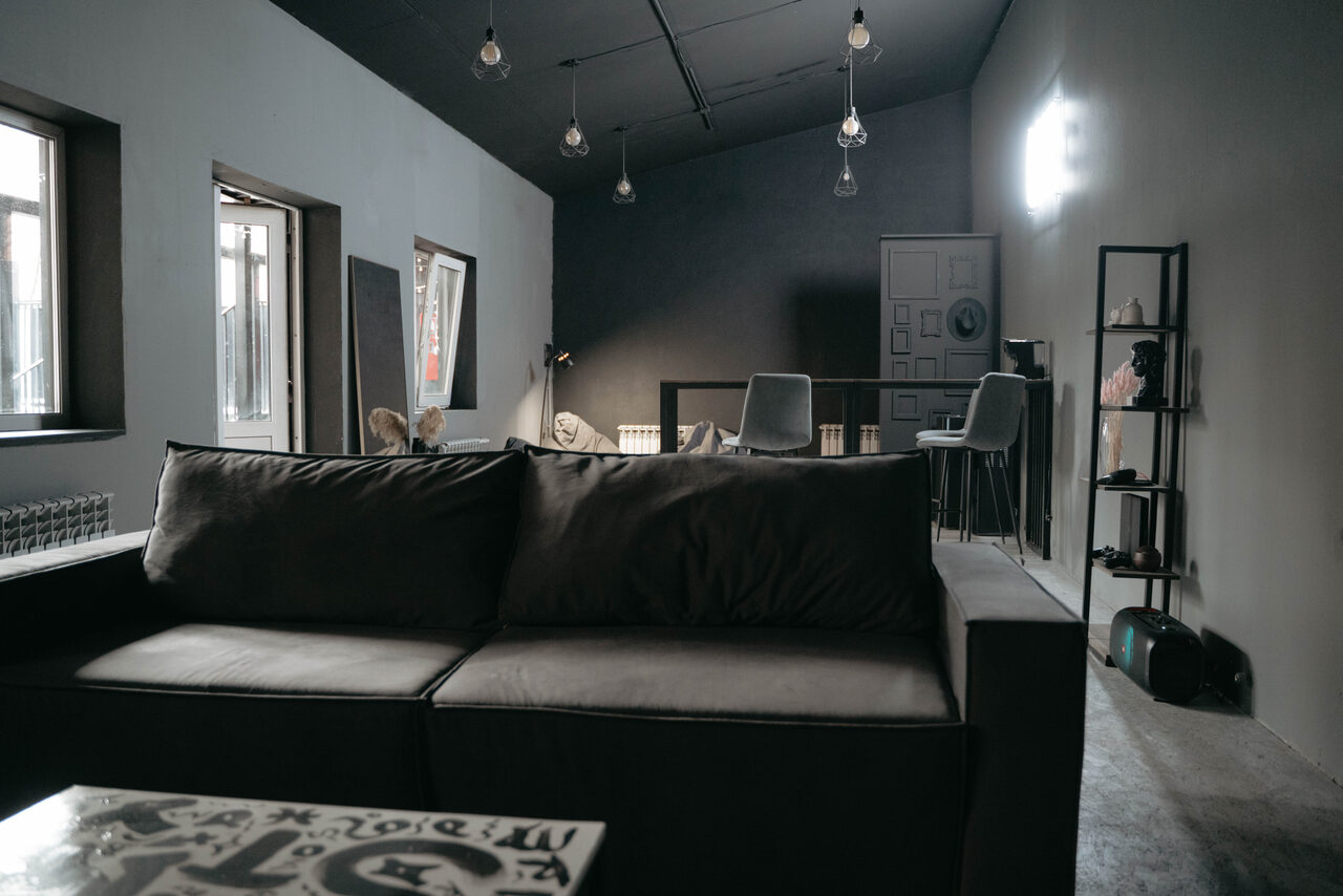 Арендовать Bright hall in loft style