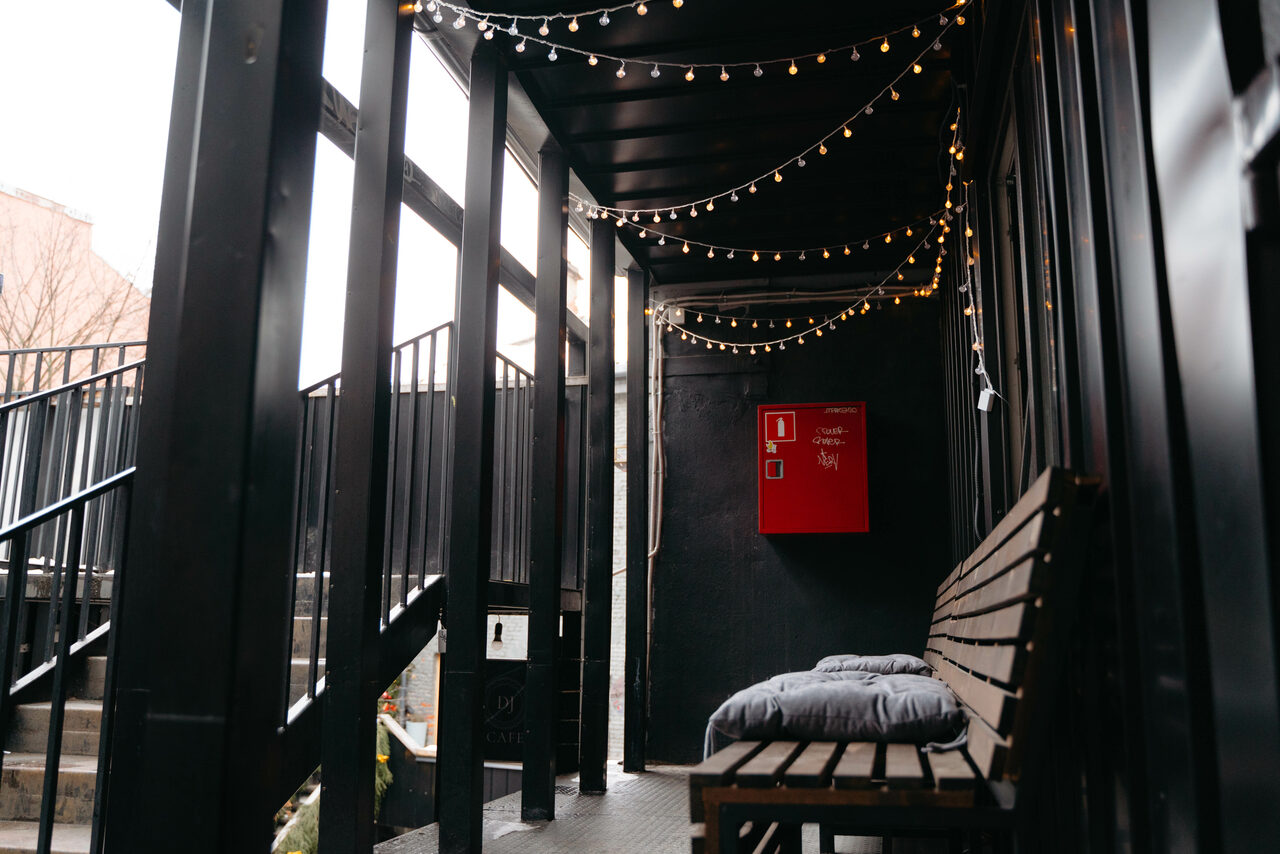 Арендовать Bright hall in loft style