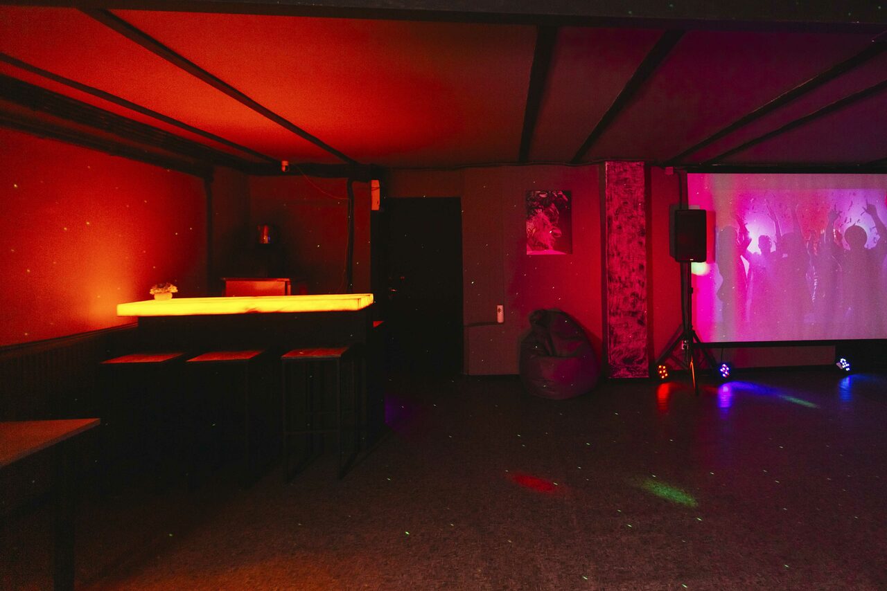 Арендовать Стильный тёмный лофт