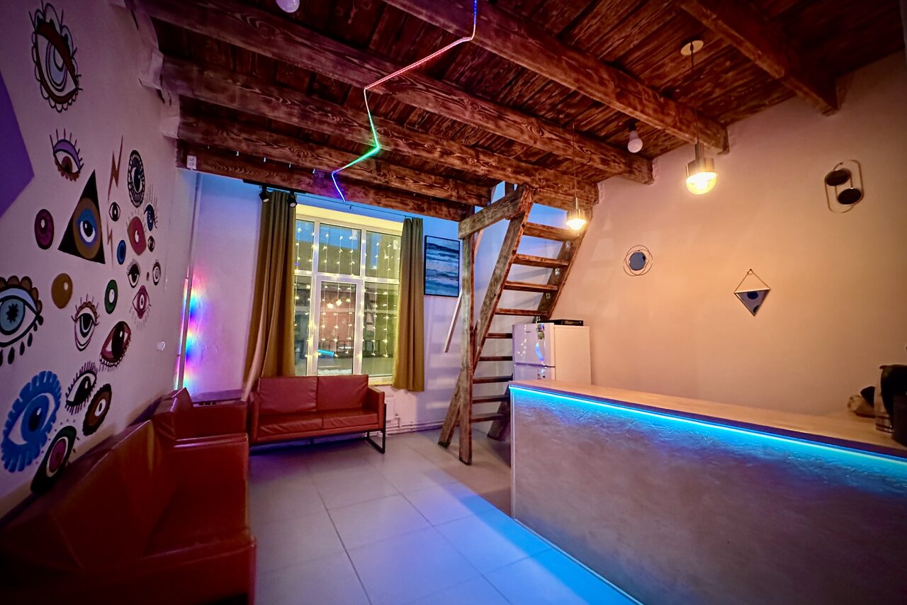 Арендовать Яркий двухуровневый лофт. Диваны. Барная стойка. Лестница на второй этаж. Холодильник