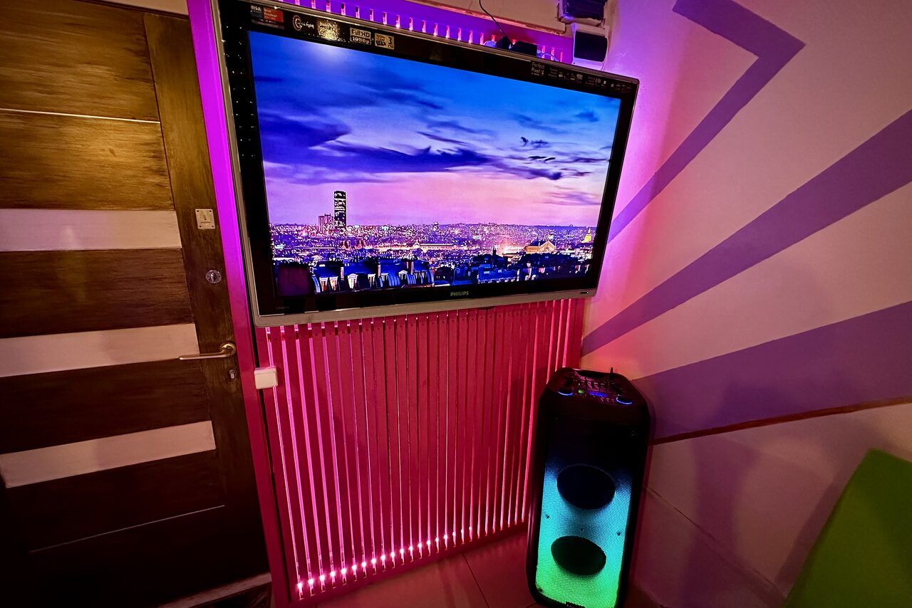 Арендовать Яркий двухуровневый лофт. Телевизор с большой колонкой