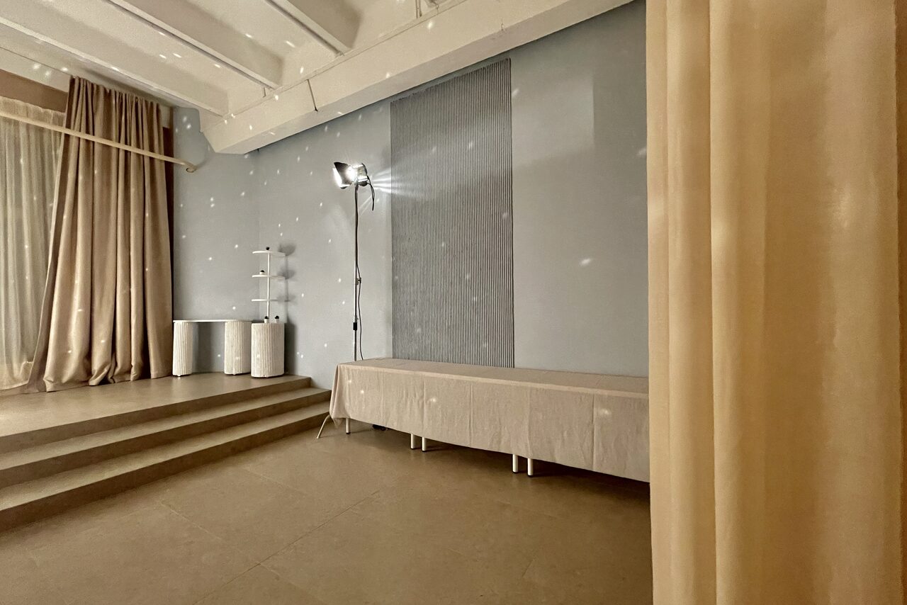 Арендовать Светлый зал в бежевых тонах