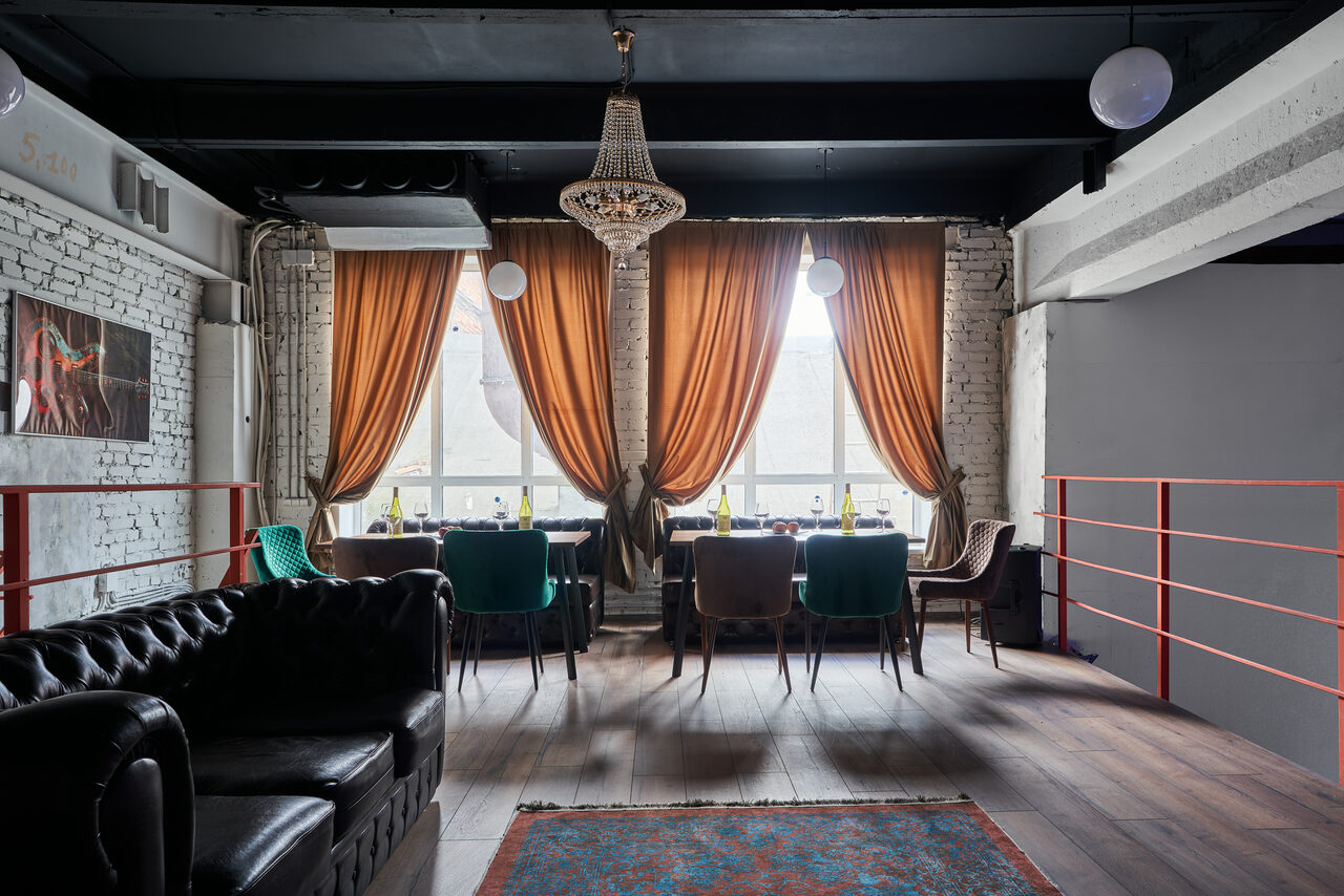 Арендовать Двухуровневый лофт из белого кирпича