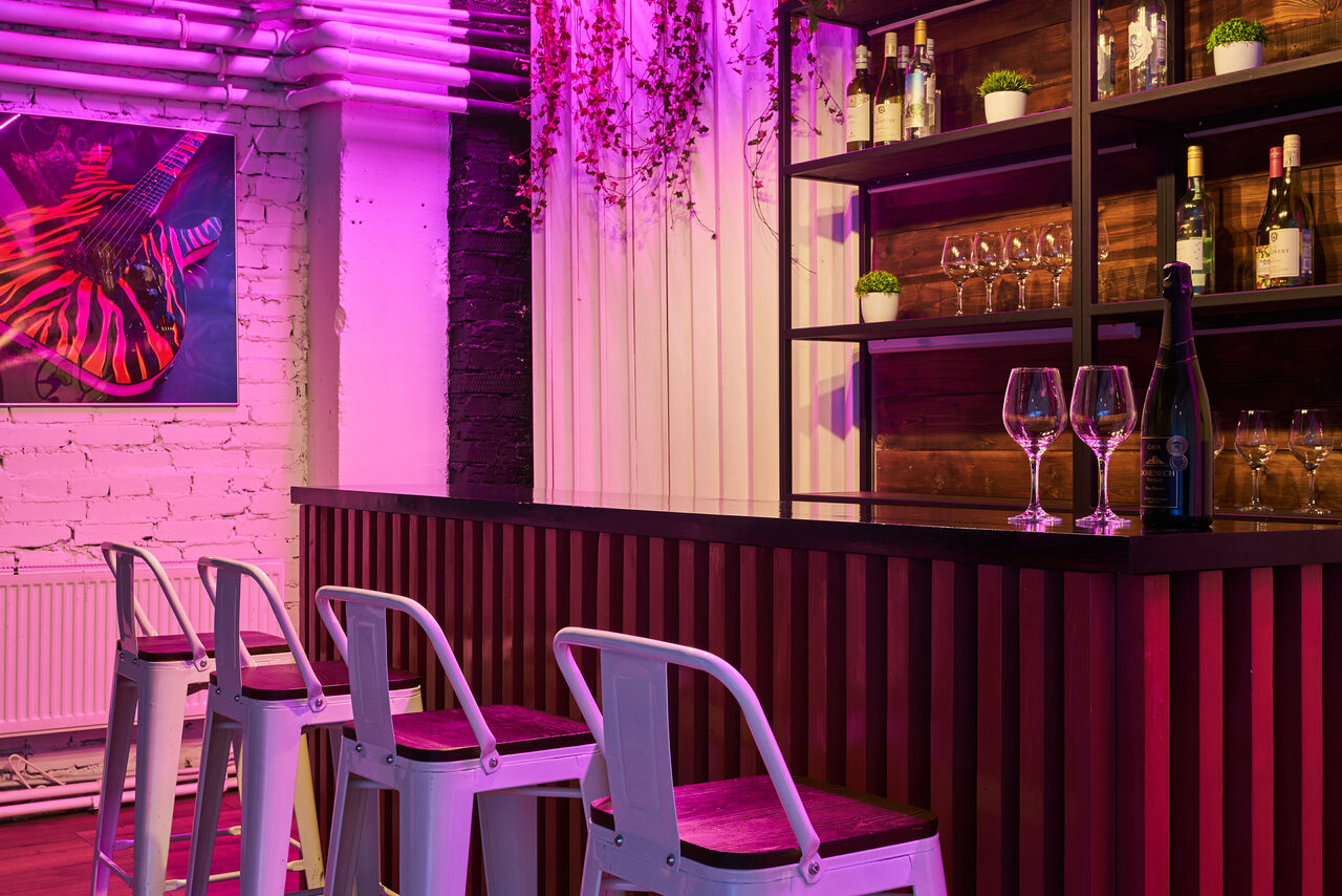 Арендовать Двухуровневый лофт из белого кирпича