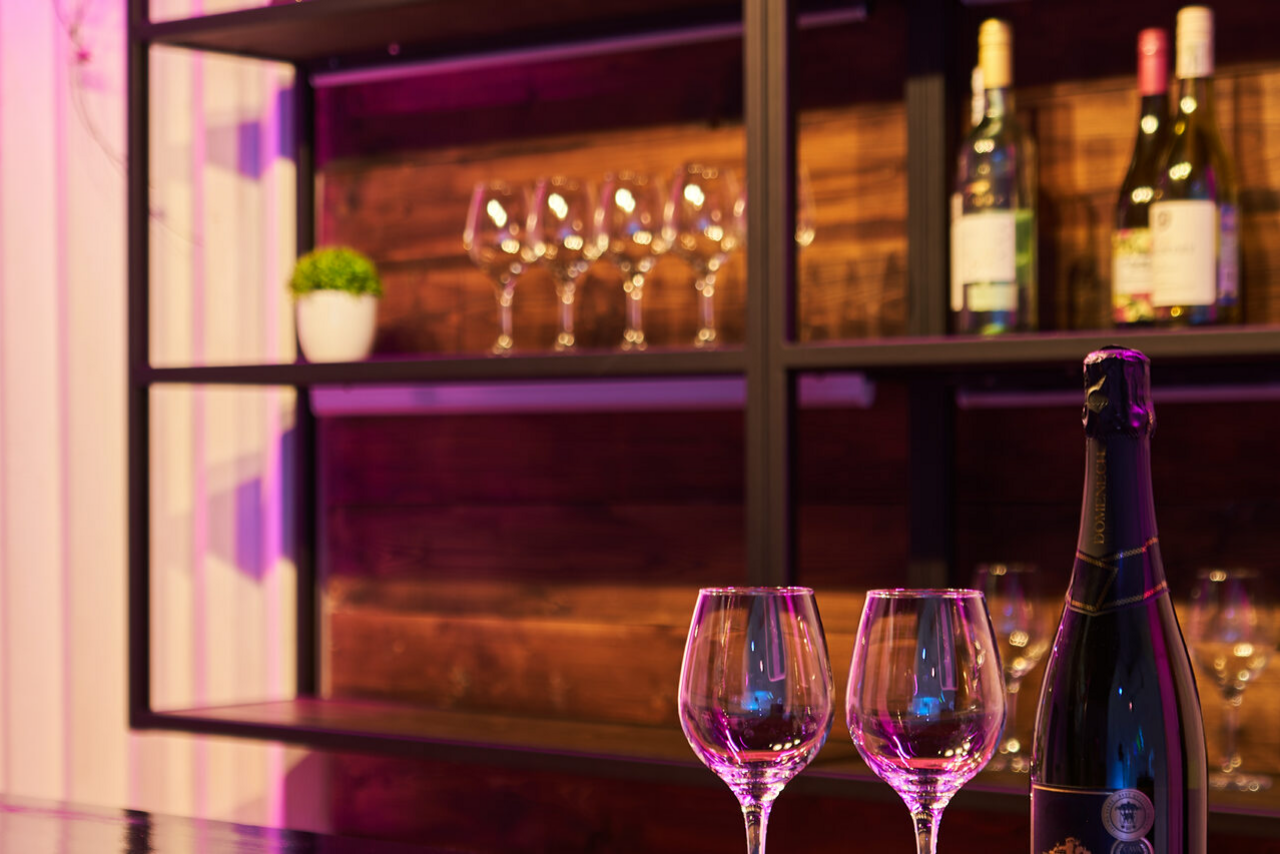 Арендовать Двухуровневый лофт из белого кирпича