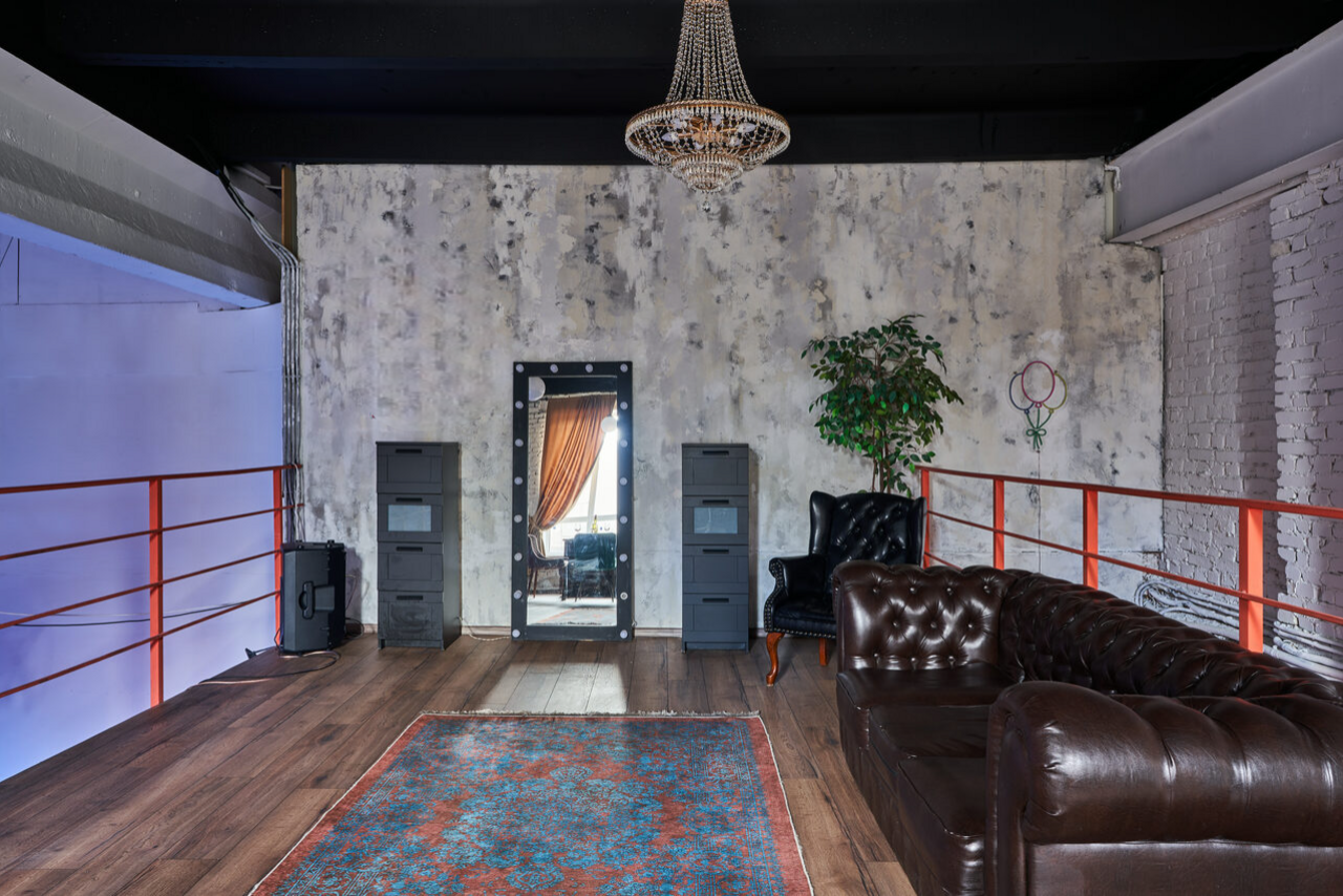 Арендовать Двухуровневый лофт из белого кирпича