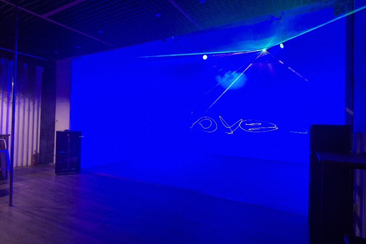 Арендовать Двухуровневый лофт из белого кирпича