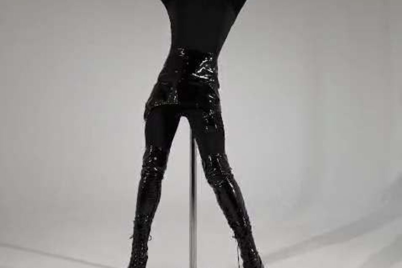 Арендовать Двухуровневый лофт из белого кирпича