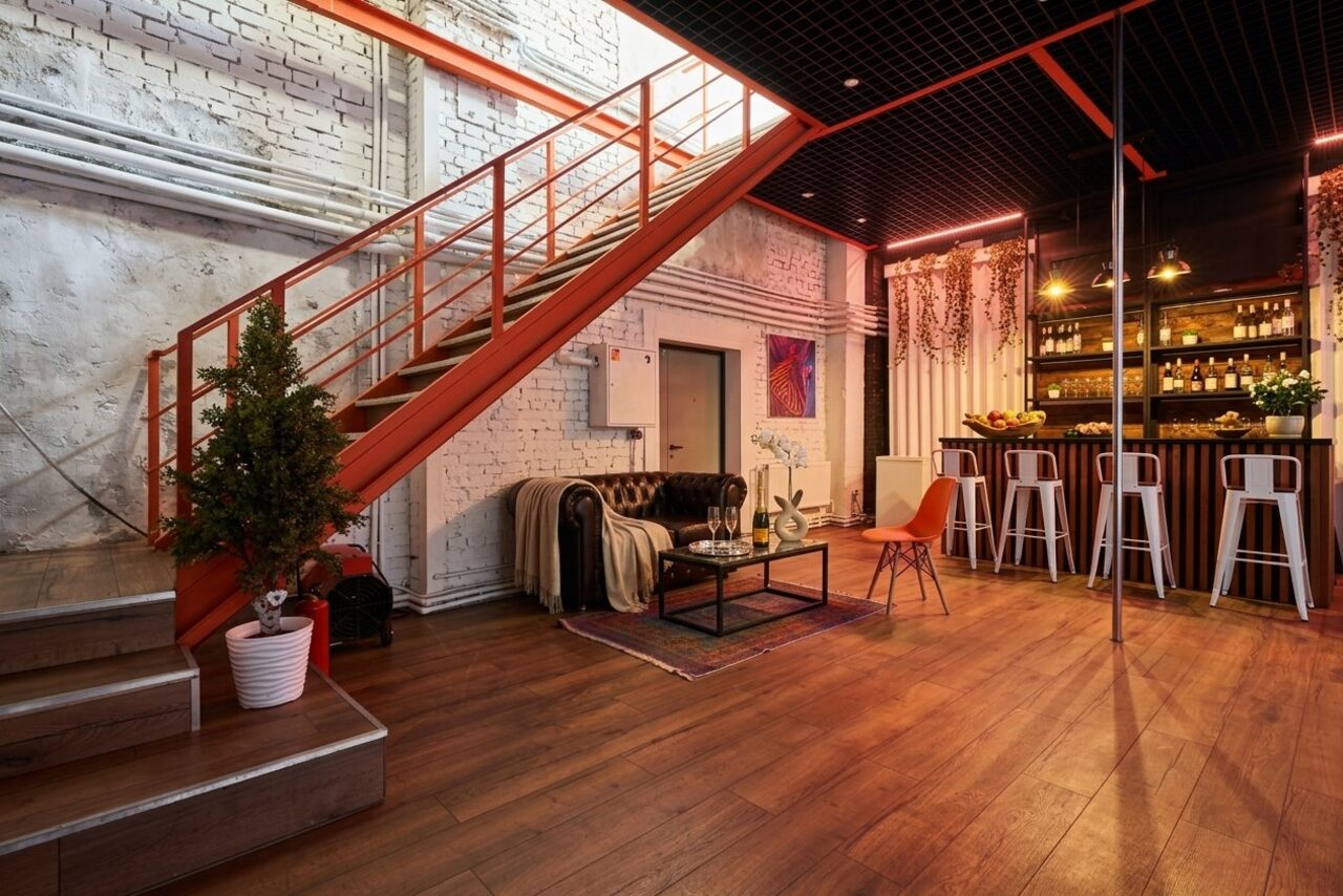 Арендовать Two-level loft made of white brick