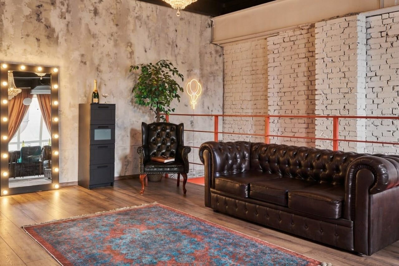 Арендовать Two-level loft made of white brick