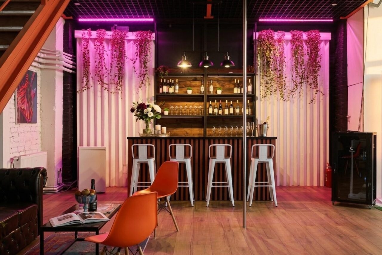 Арендовать Two-level loft made of white brick