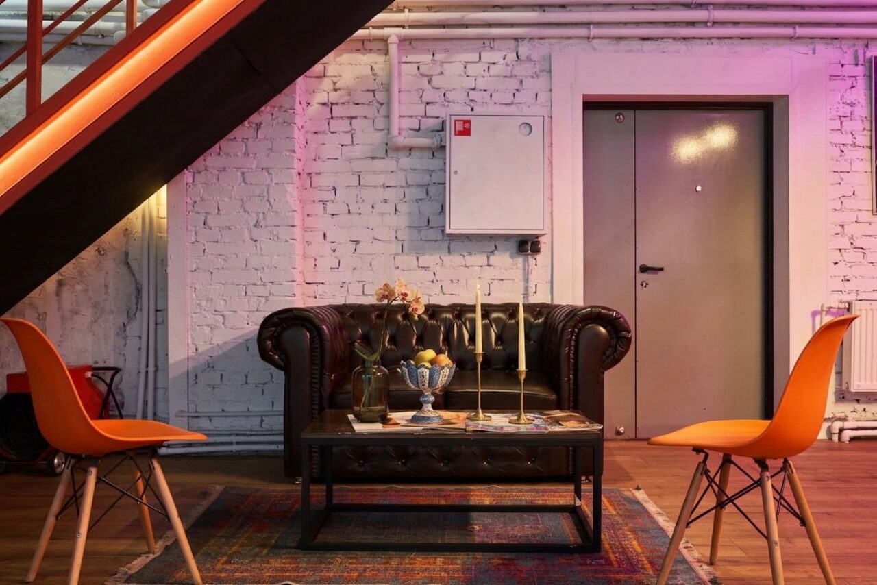 Арендовать Two-level loft made of white brick