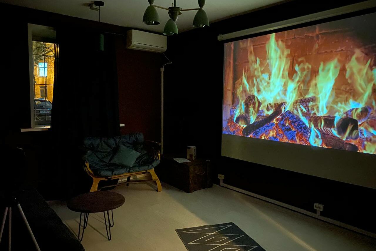 Арендовать Тёмная комната с проектором