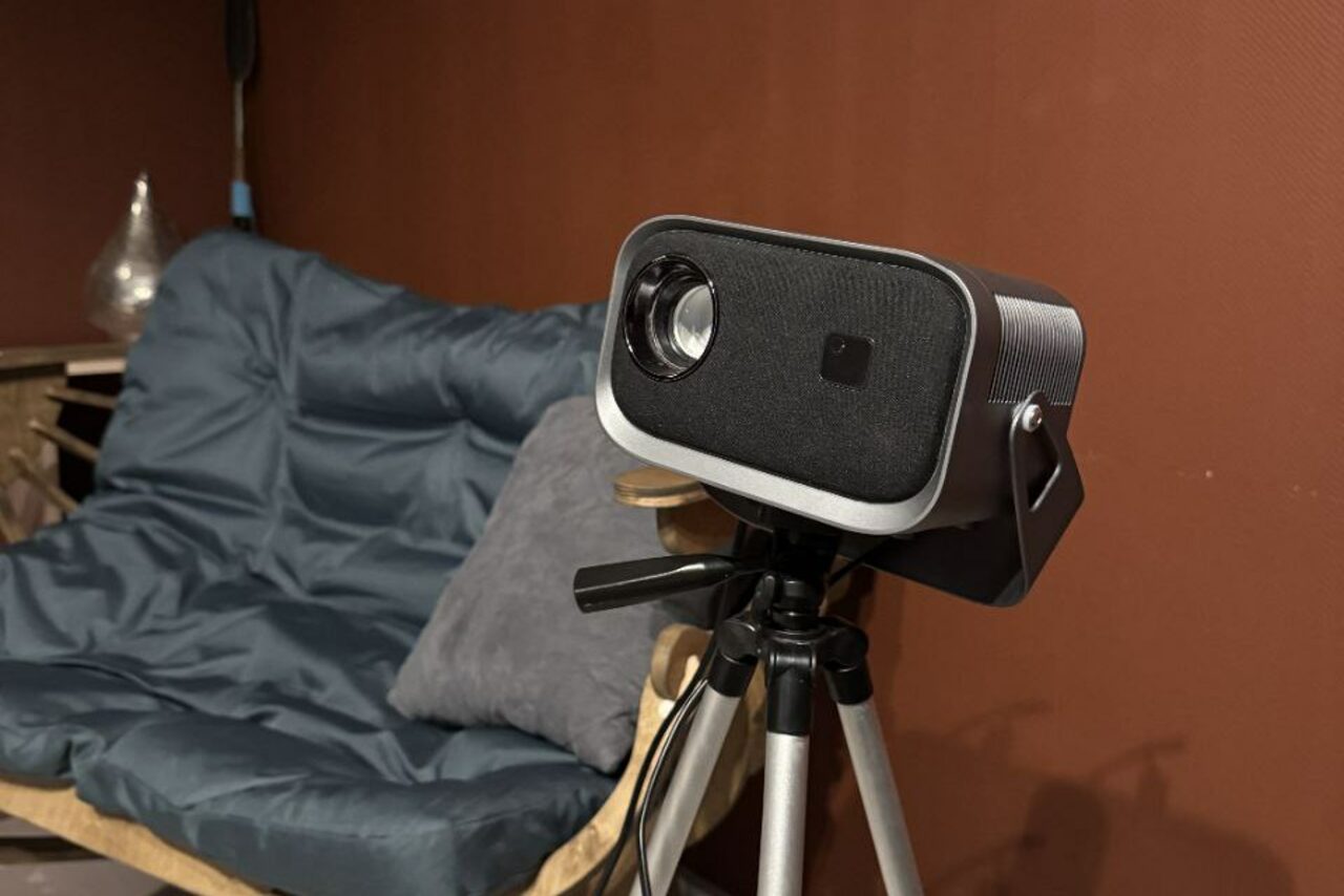 Арендовать Тёмная комната с проектором